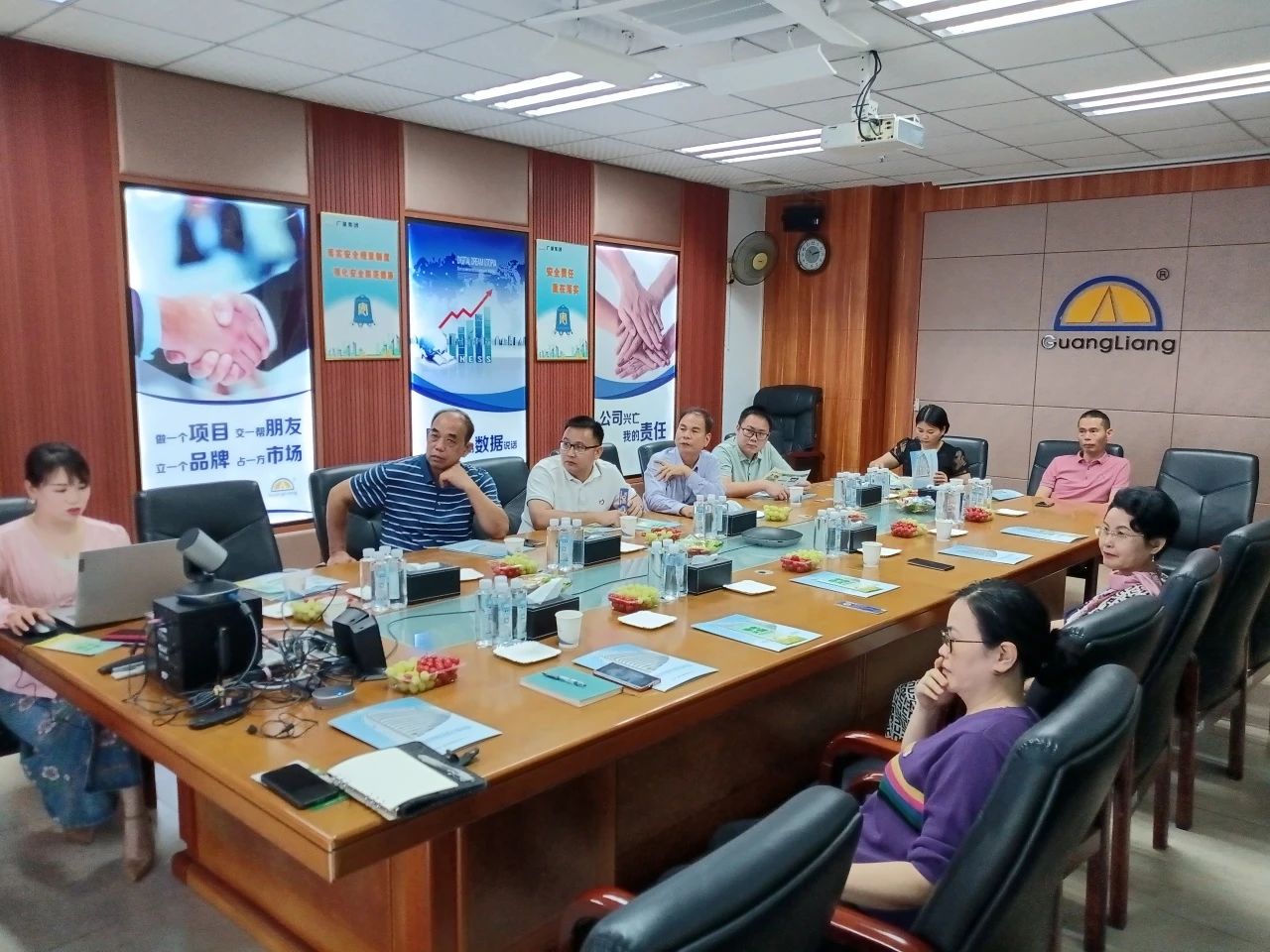 高州市根子镇政府党委及商会领导一行莅临4008云顶集团集团交流座谈共谋发展